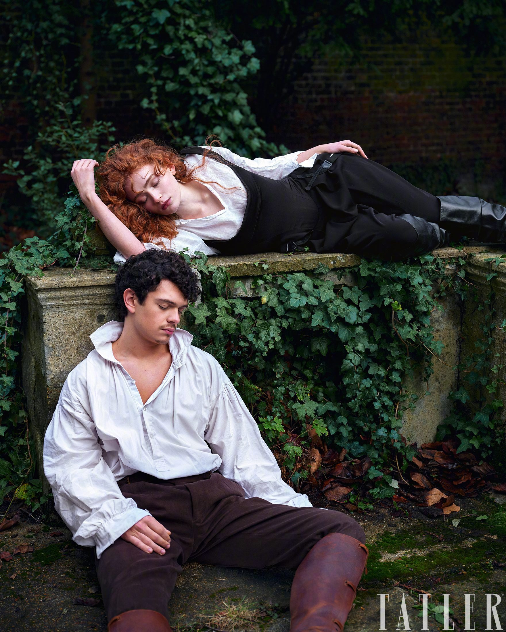 萨迪·辛克与诺亚·尤佩登上《Tatler》新刊封面  两人合作的新版舞台剧《罗密