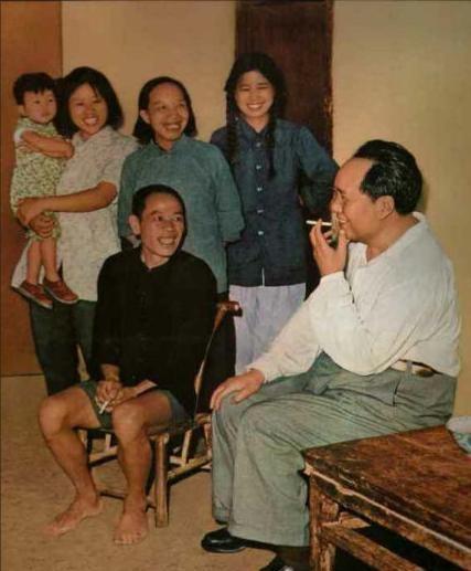 毛主席开会时烟抽完了，见邓华口袋鼓鼓的，便问：你的白金龙香烟还剩下没有？
194