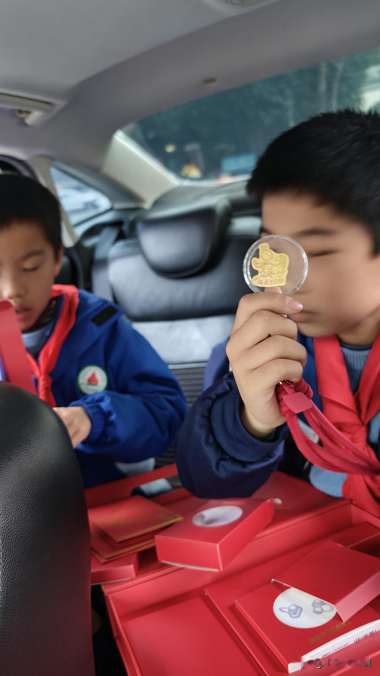 新年的氛围来自荣耀，放学第一件事拆礼盒，拆出马上YO福，拆出马上YO钱，拆出真黄