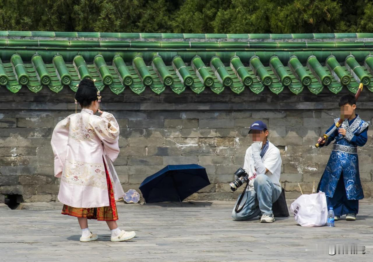 天坛公园摄影天坛公园有大量穿越过来的格格、嫔妃、阿哥、皇上、娘娘在人群中游走，义