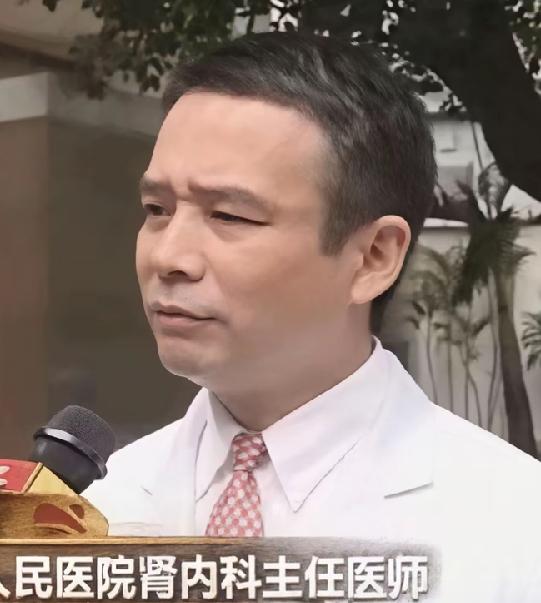 南方医科大学陈同学与导师王教授。
二人微信聊天记录曝光！
王教授2次转账给对方，