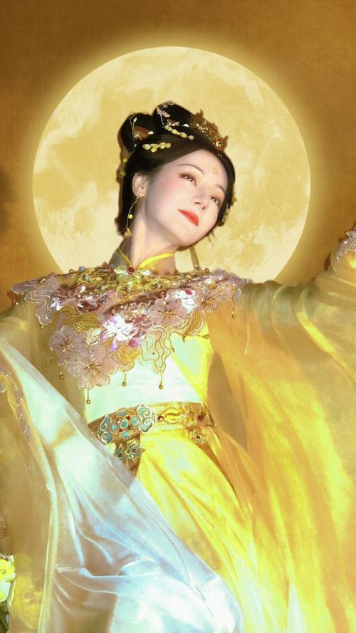 迪丽热巴中秋化身嫦娥，一袭仙衣，发髻高挽，眉眼含情，仿佛从月宫翩然而至，惊艳众人