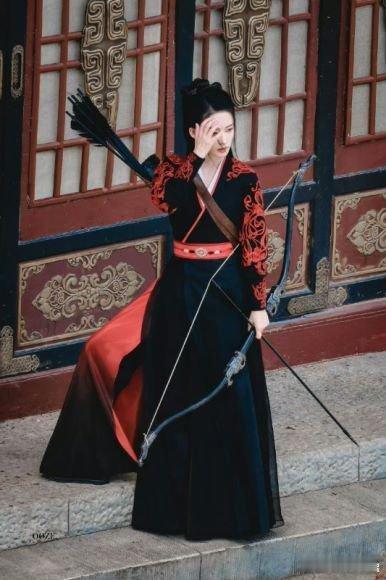 #李沁红衣挽弓压迫感##一笑随歌#绝了！！谁懂啊！！李沁红衣挽弓压迫感真的强得可