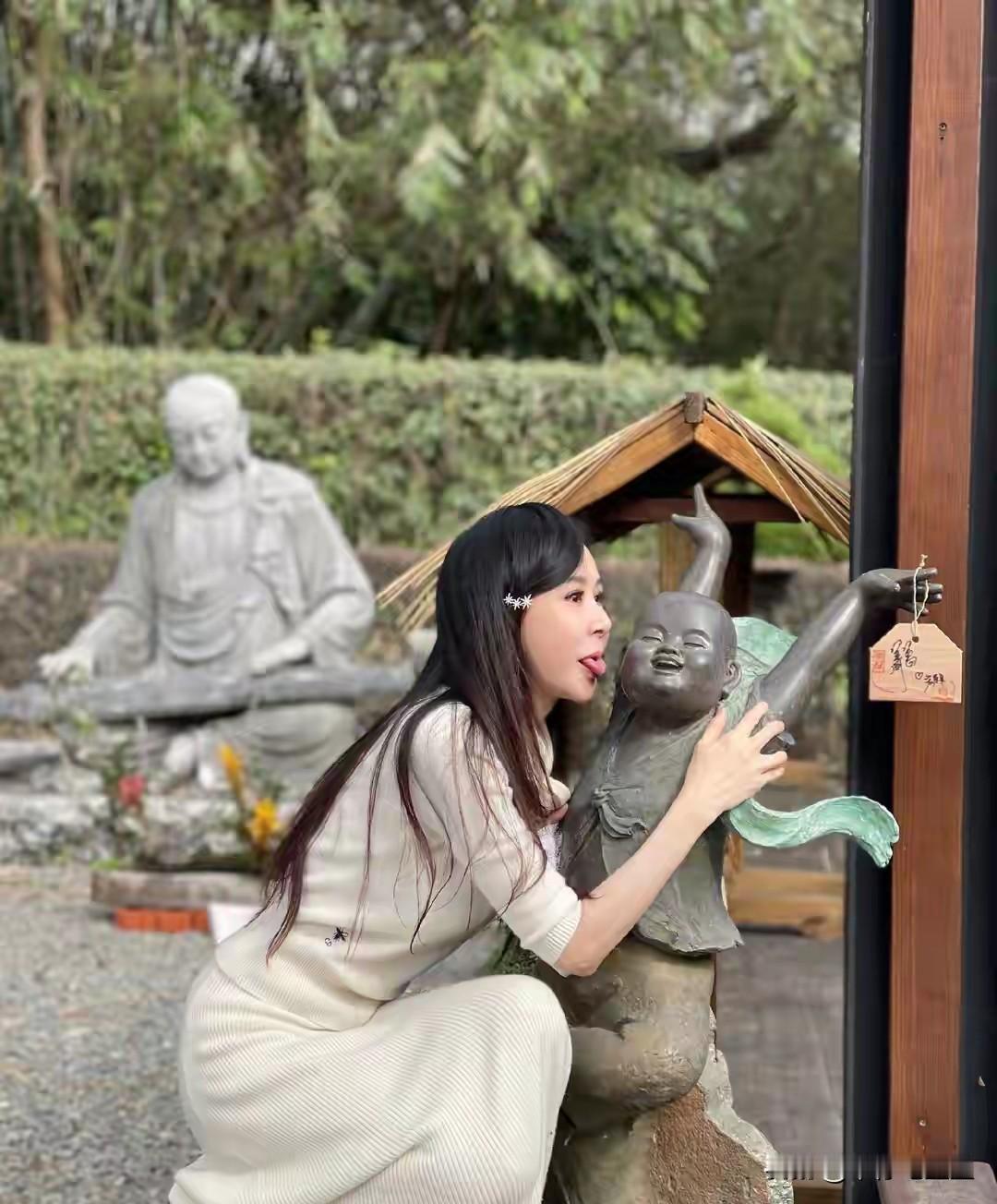 大家都对萧蔷误解了，她有这种生活方式的资本。
马上就要奔60的萧蔷在台北的家中拍
