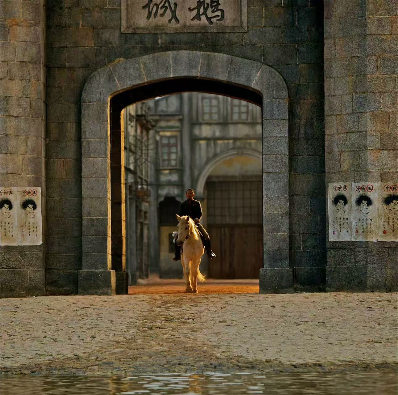 让子弹飞未曝光剧照 姜文导演为21世纪最具影响力的华语电影 送来一张《让子弹飞》