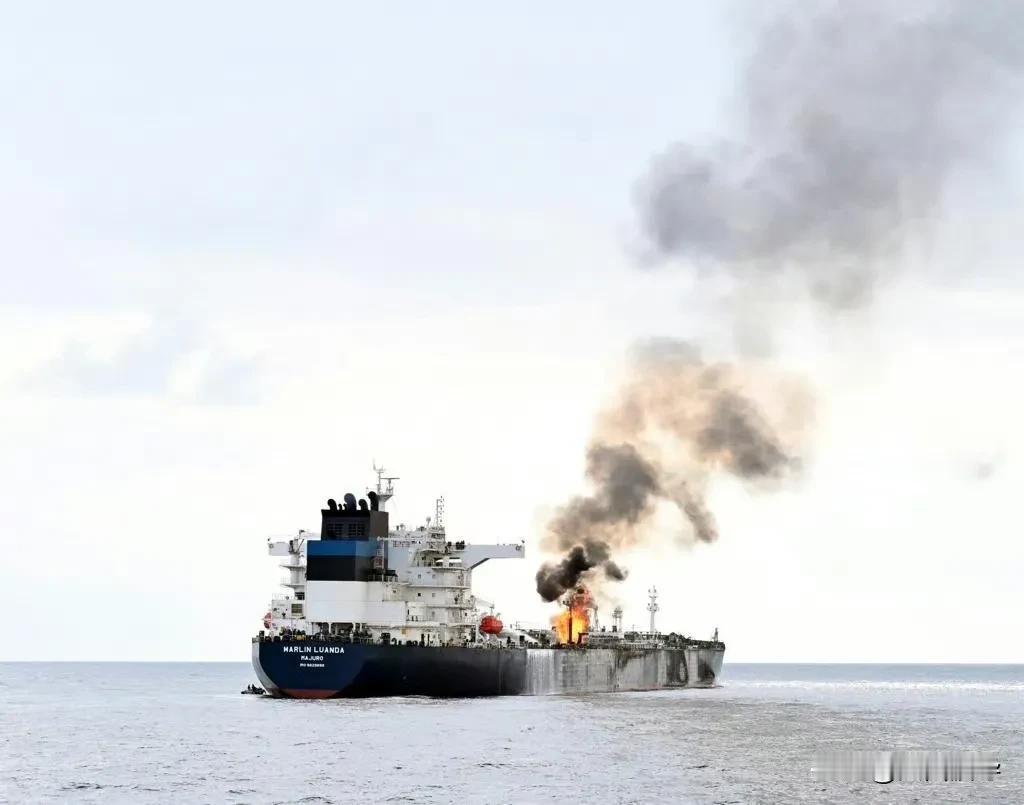 印度露脸了，英国油轮被胡塞武装导弹攻击，然后着火了，油轮依靠自身能力无法扑灭大火
