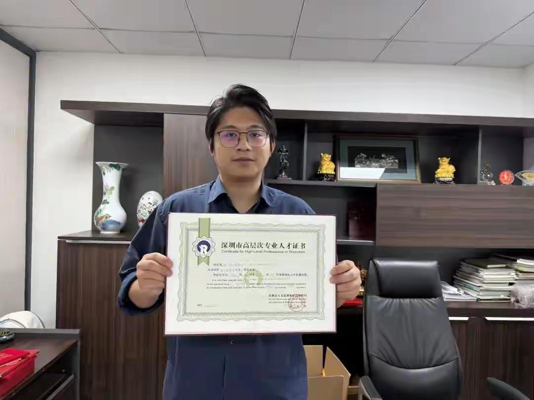 在广东这个充满活力和机遇的南方城市，有这样一位27岁的年轻小伙，他用自己的双手书