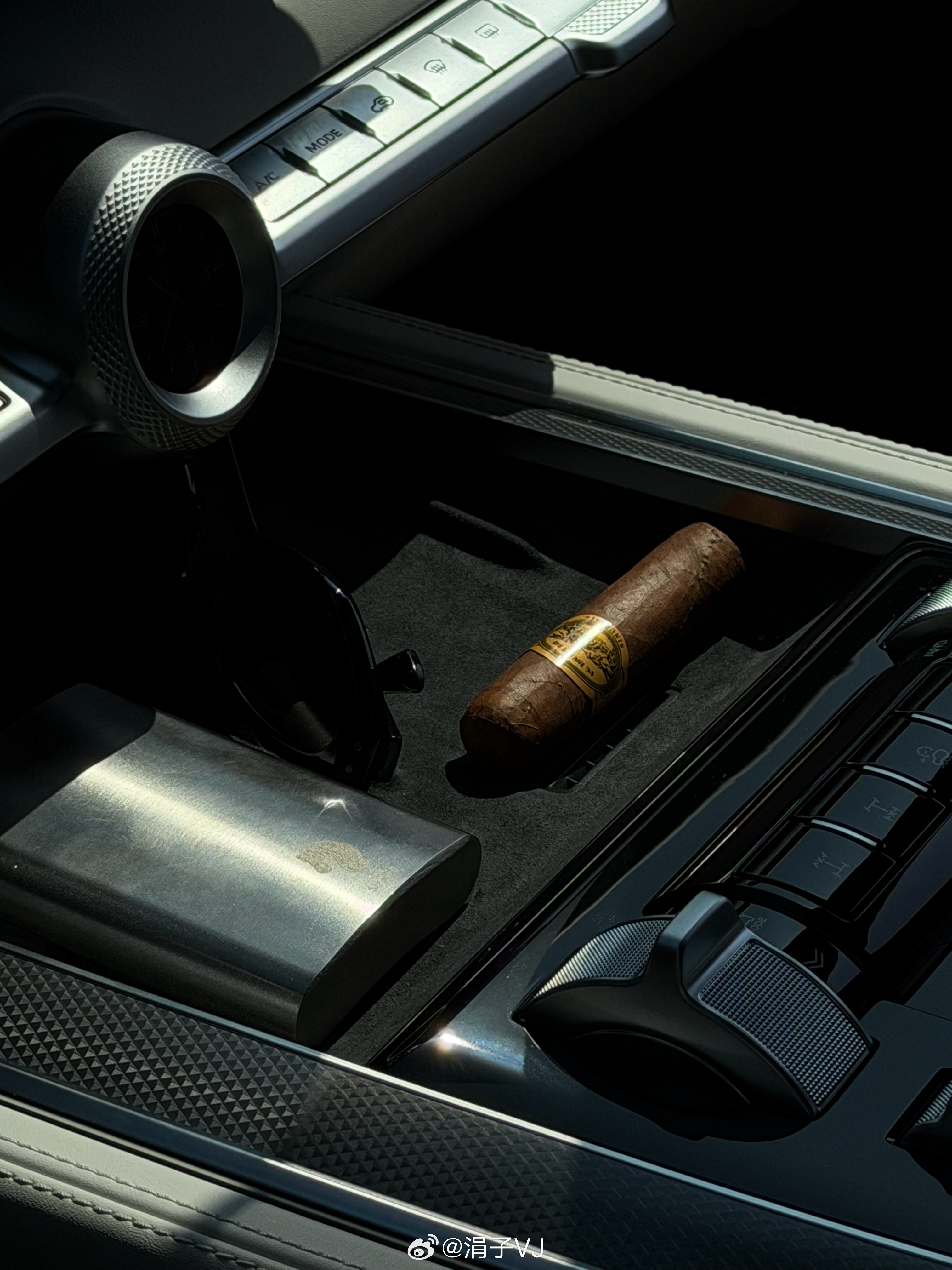 很喜欢Tank 700这个敦煌青，搭配硬派越野的魁梧车身，给厚重霸气带来一抹清新