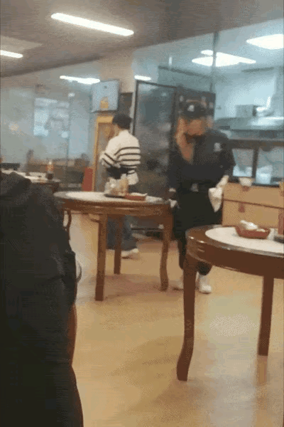 51岁的港星麦家琪，如今扎根广东肇庆广宁的小县城，守着一家云吞店，穿工服擦桌收碗