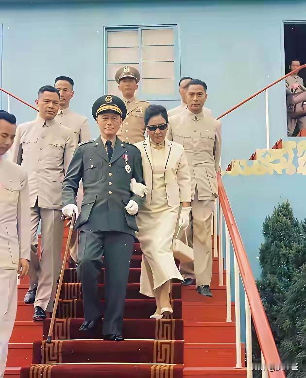 就是这个女人请求美国向自己的国家投掷原子弹！她岂止是恶毒的女人？