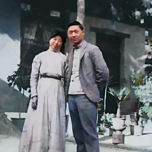 这是1910年，孔祥熙和原配妻子韩玉梅，一张温馨的合影，此时的孔祥熙尚未发迹，籍