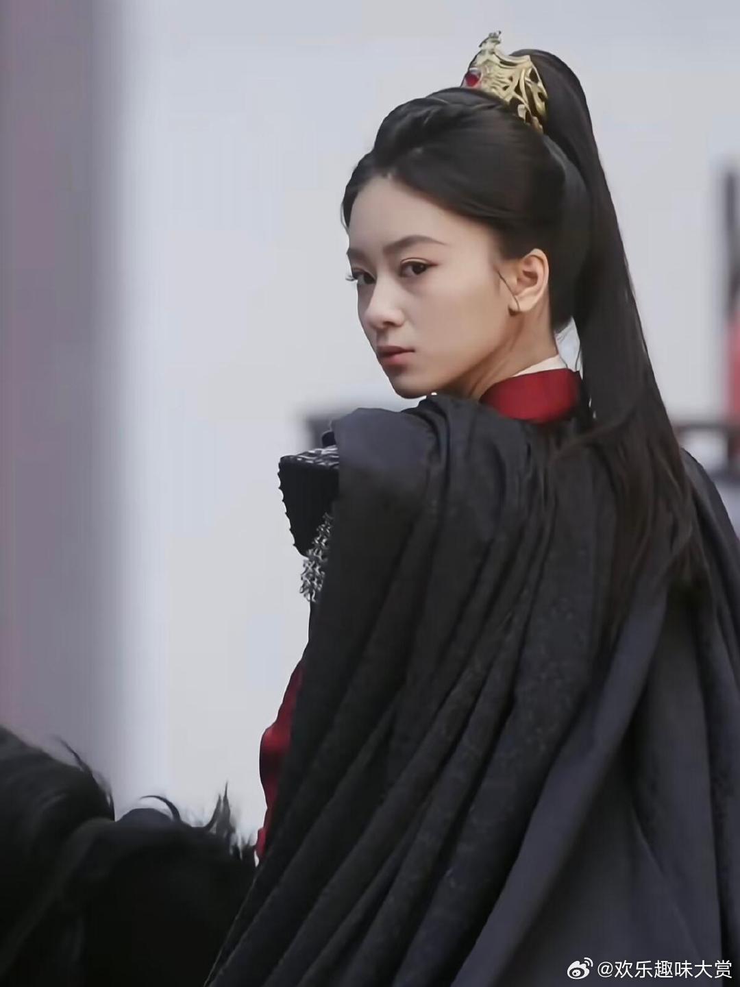 姜来版楚乔满眼都是狠劲姜来这版楚乔，那种杀伐果断的锐气，以及面对不公时那种燃烧一