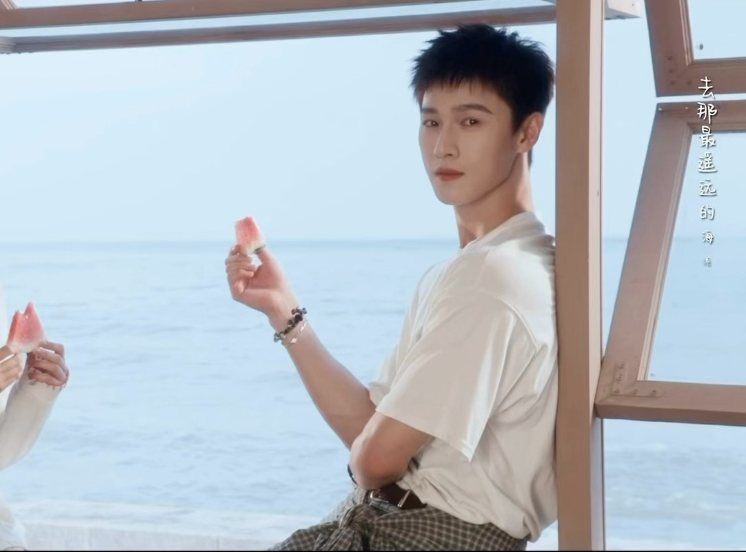 李昀锐吃瓜天花板原来明星的吃瓜和普通人不是一个赛道😂 我们吃瓜主打一个解暑解馋