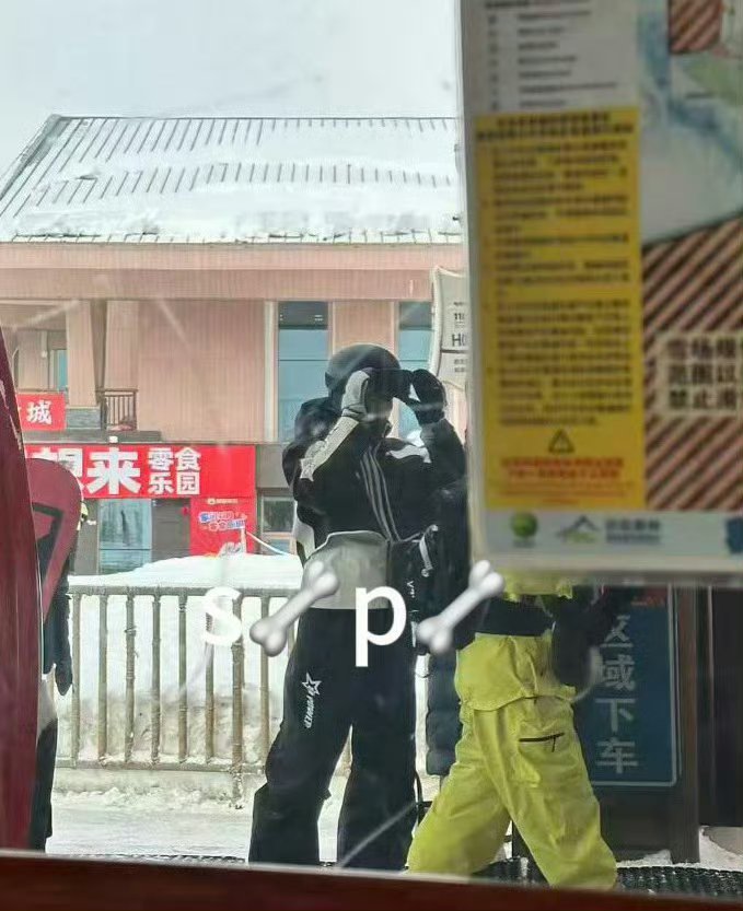 偶遇宋亚轩刘耀文一起滑雪哦莫莫，有网友偶遇宋亚轩刘耀文一起滑雪啦⛷️两只快乐小狗