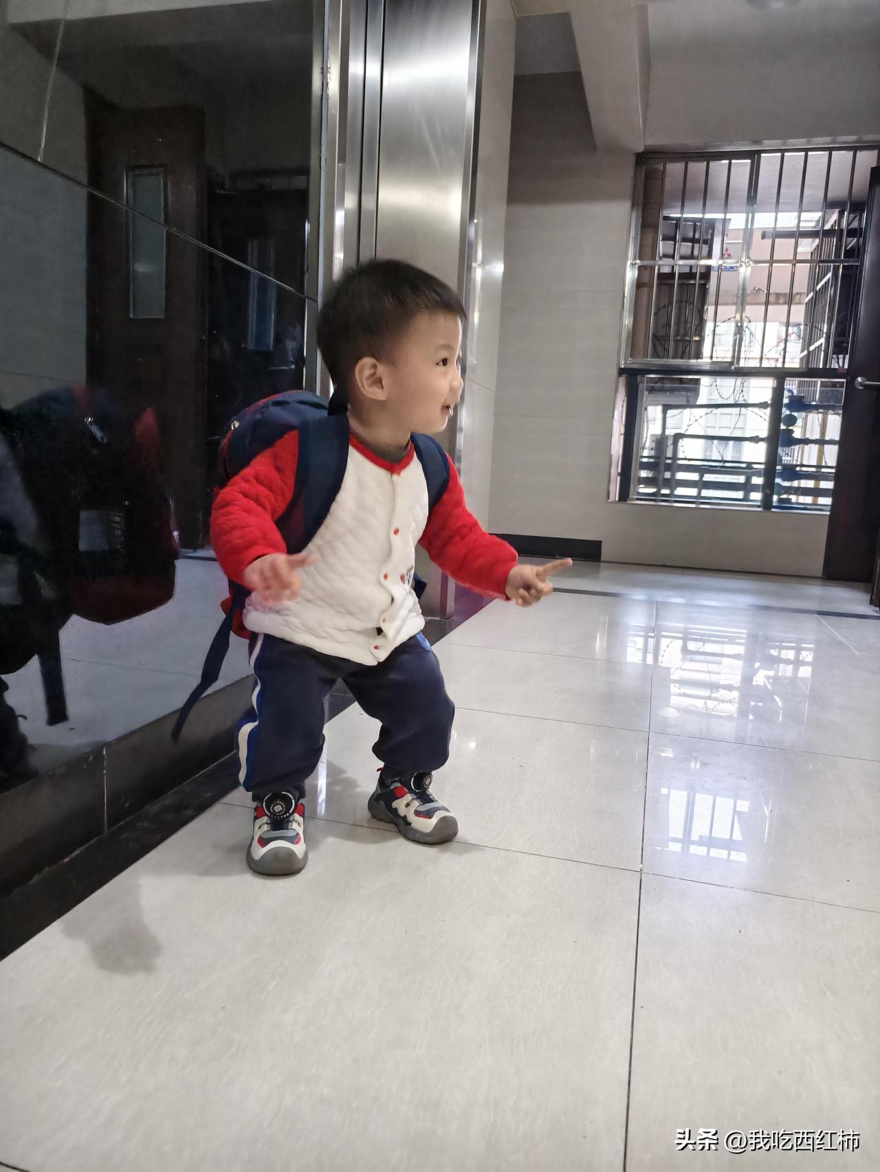 一岁八个月宝宝开学第一天，妈妈破防了
昨天是娃开学第一天
也是我人生中最崩溃、最