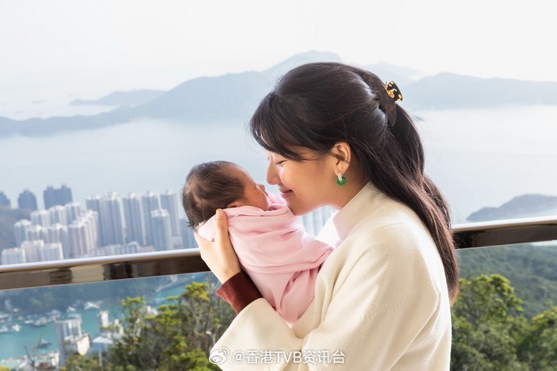 郑丹瑞荣升外公 郑瑶公开抱女温馨照：人生最好生日礼物郑丹瑞于元宵节宣布荣升外公，