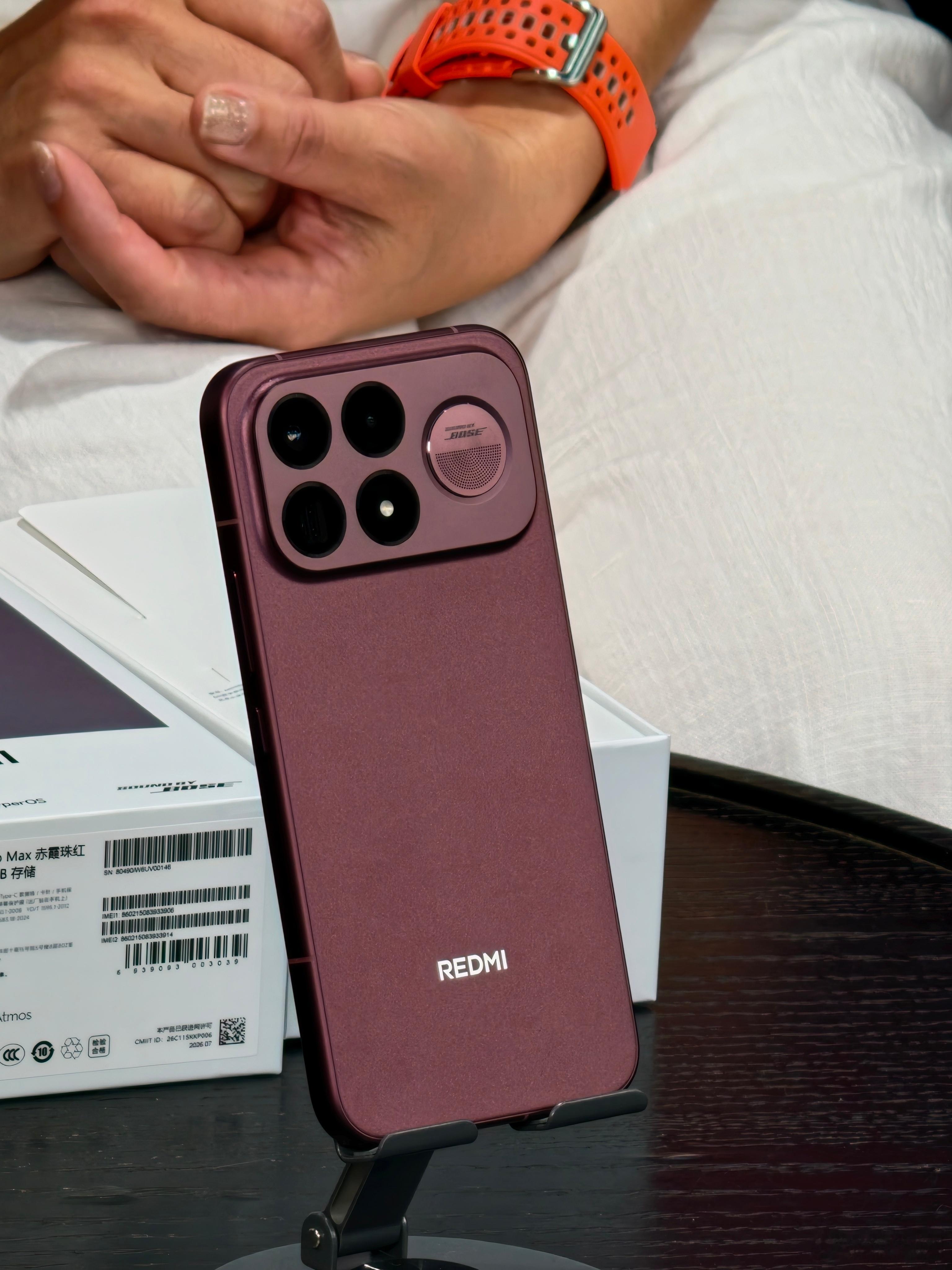 CJ展台上，REDMI K100 Pro Max全新赤霞珠红真机正式亮相，这个配