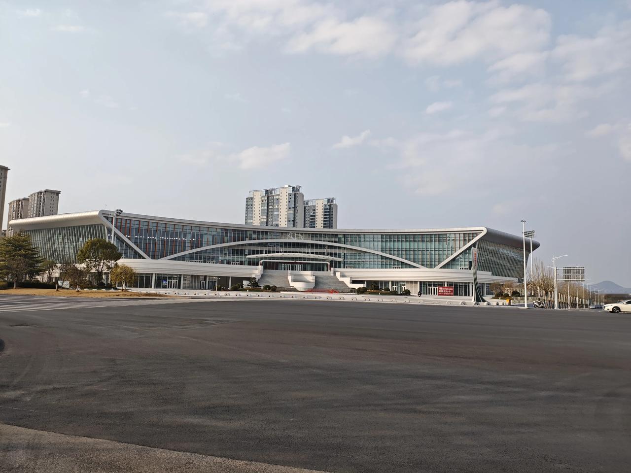 现在很多县城的城市建设和配套也很不错，县城也有了体育场馆，明星开演唱会都开到县城