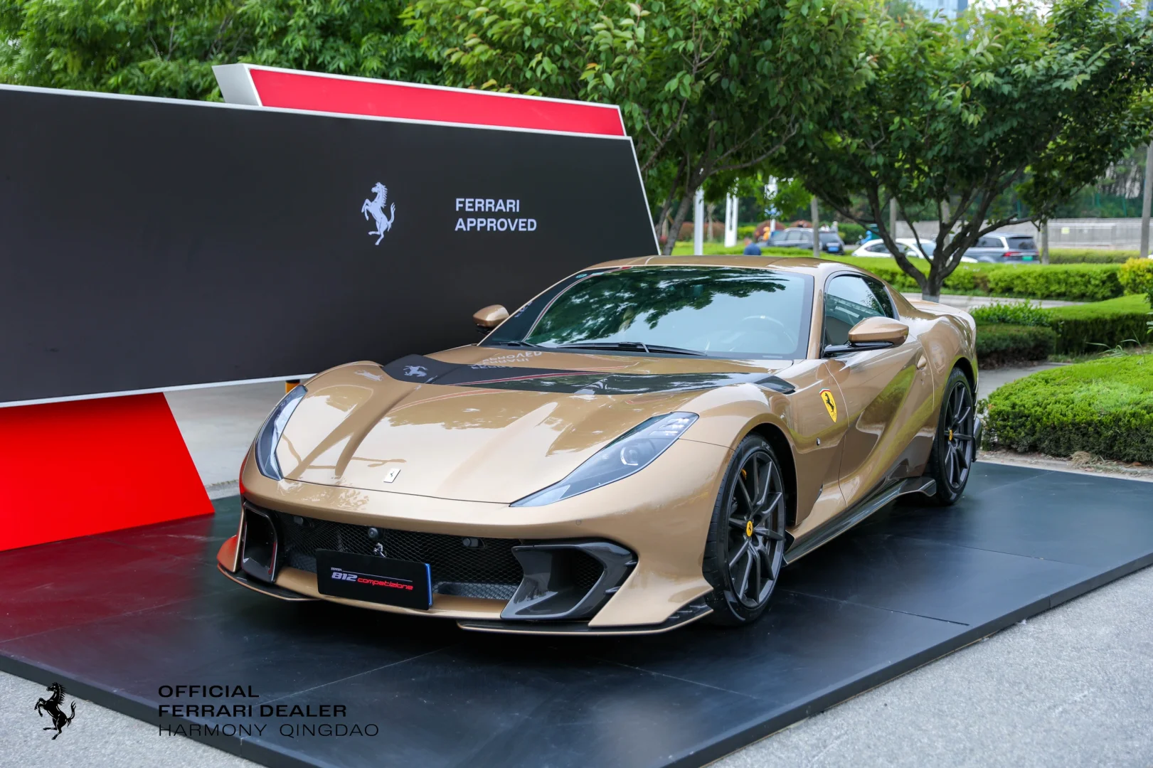 落地1800万的法拉利812C