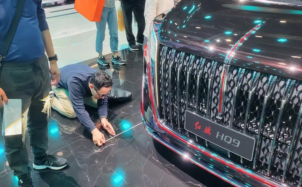 这都颠倒过来了，日本人带着皮尺来量中国品牌新车[呲牙][呲牙]