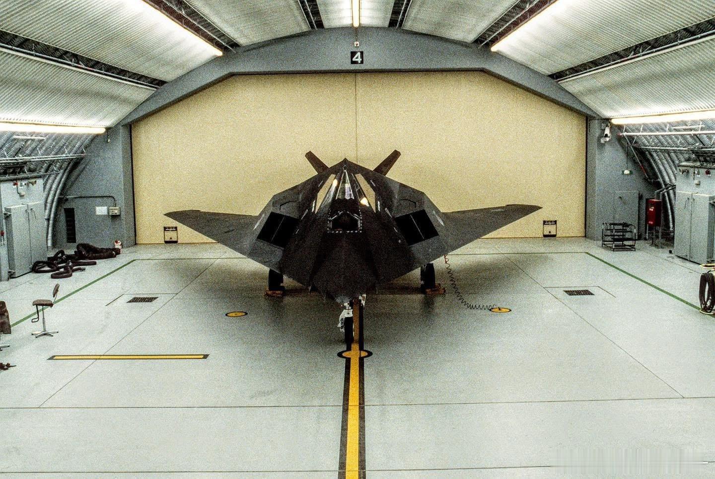 部署在机库中的夜鹰，隶属第37战术战斗机联队，沙漠风暴行动前夕武器装备外军影像兵