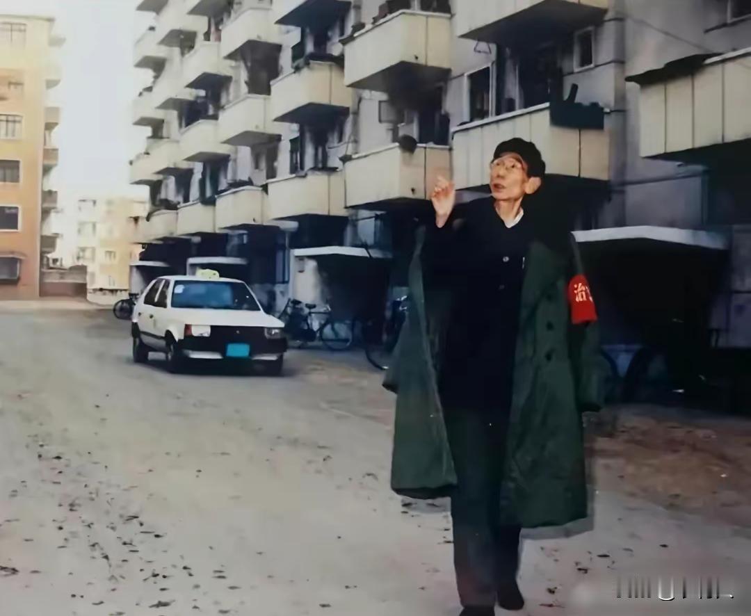 1989年春节前夕，马三立身披绿色长款棉大衣。左臂佩戴红色治安巡逻红袖标，头戴老