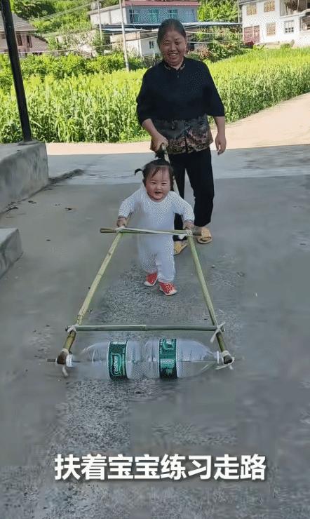 火到人民日报了！贵州遵义，奶奶弯腰扶着宝宝练习走路。没想到，爷爷灵机一动，就地取