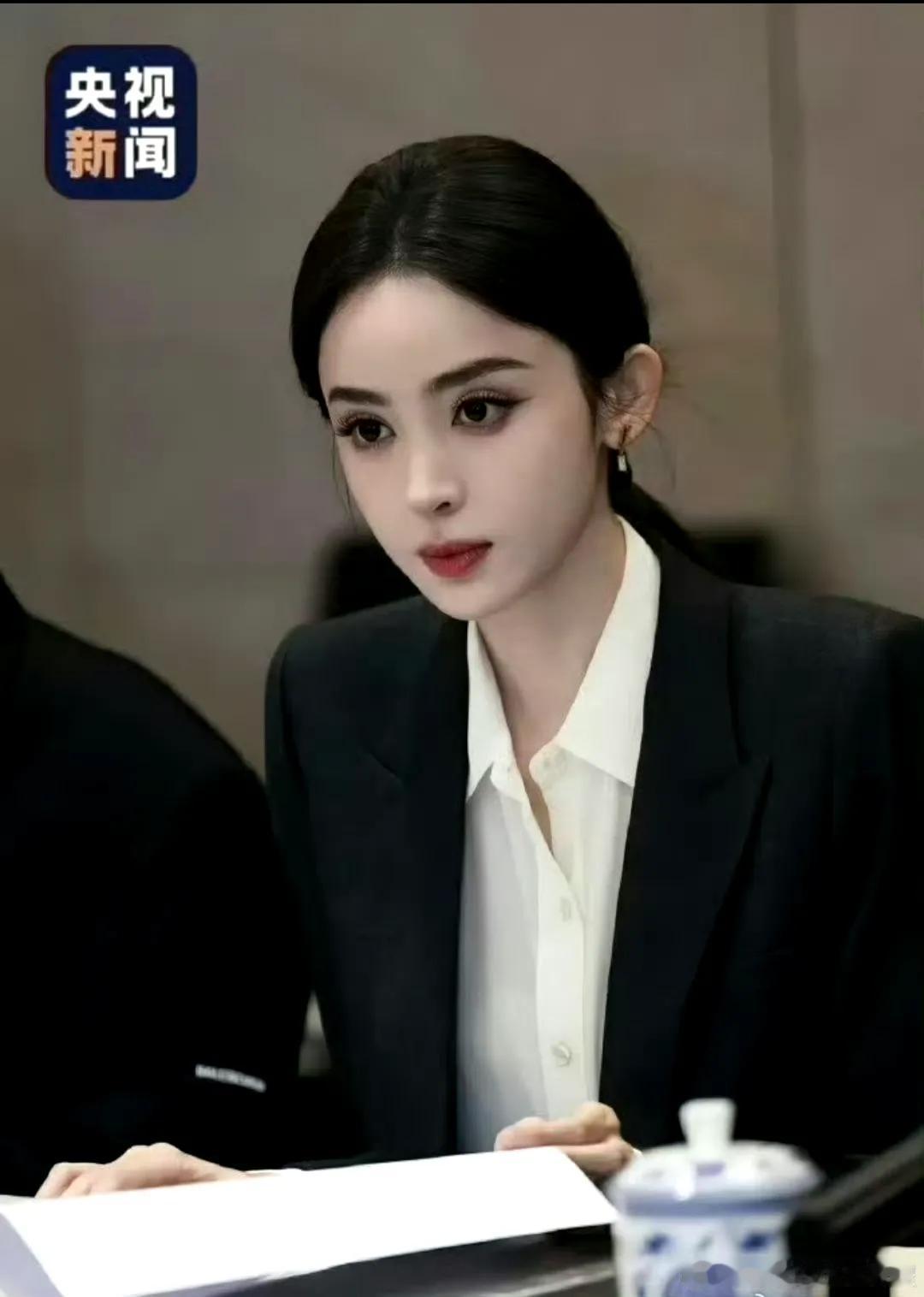 藏在时光里的星光预兆 央视新闻画面里的青涩身影，早已埋下星光伏笔。即便当时只是寻