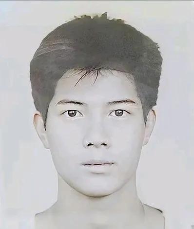 突然发现自已年轻时候和某个明星长得竟然那么相像，也算得上五官立体，轮廓分明，标准