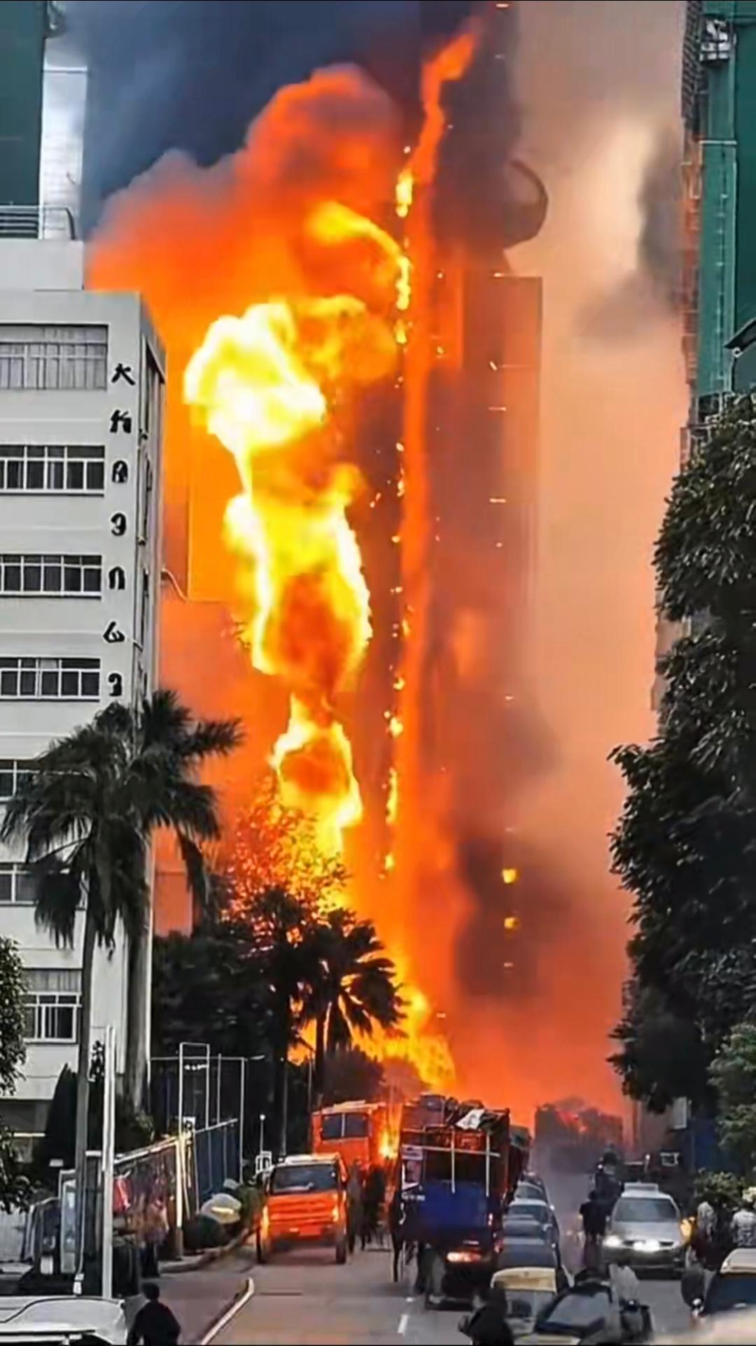 我问我舅，大埔那场大火 是不是救得特别难？
我舅说那火顺着竹棚架往上窜，眨眼烧了