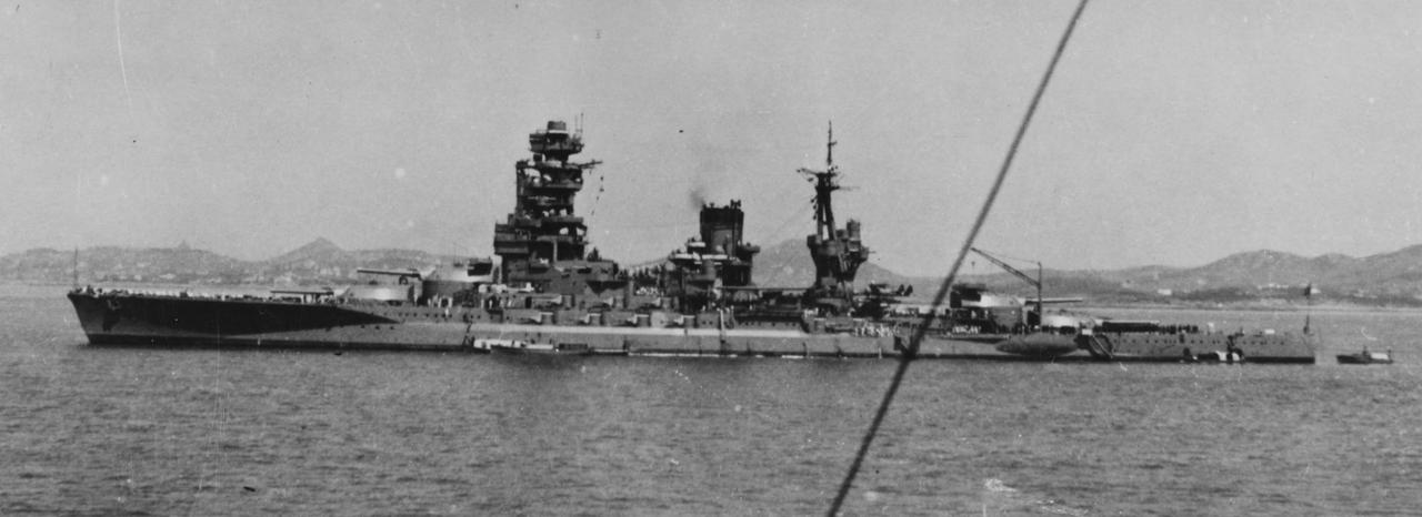 1930年代在青岛的“长门”号战列舰
具体时间不确定，有说是1939年。图二为原