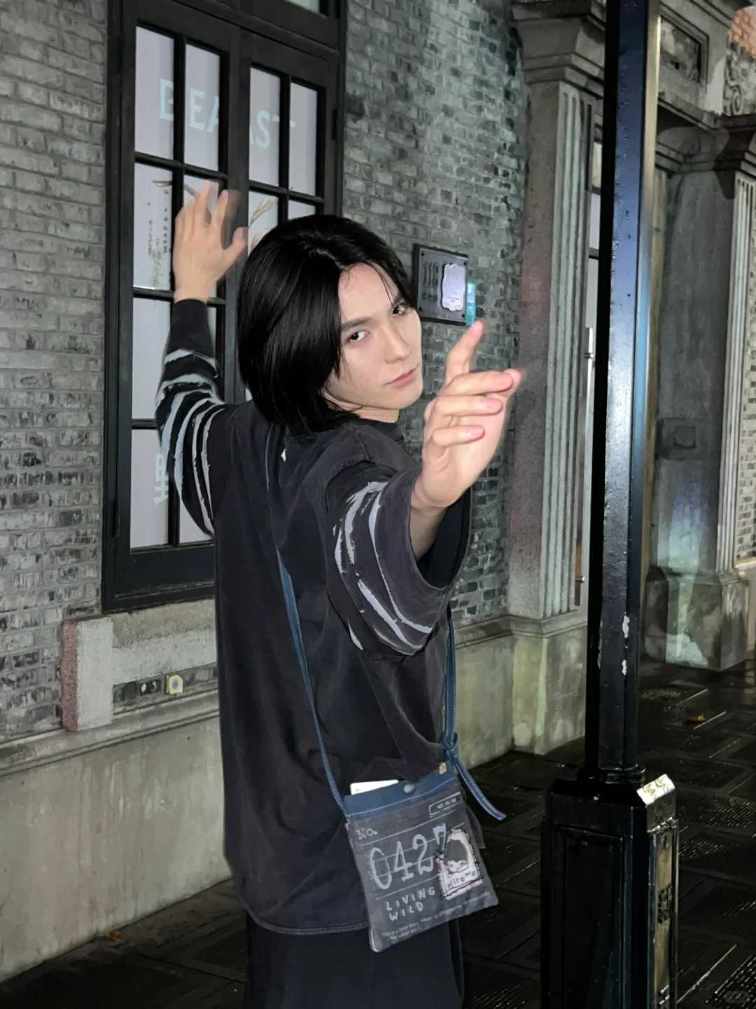衣服前挂了串数字，总觉得哪里怪怪的