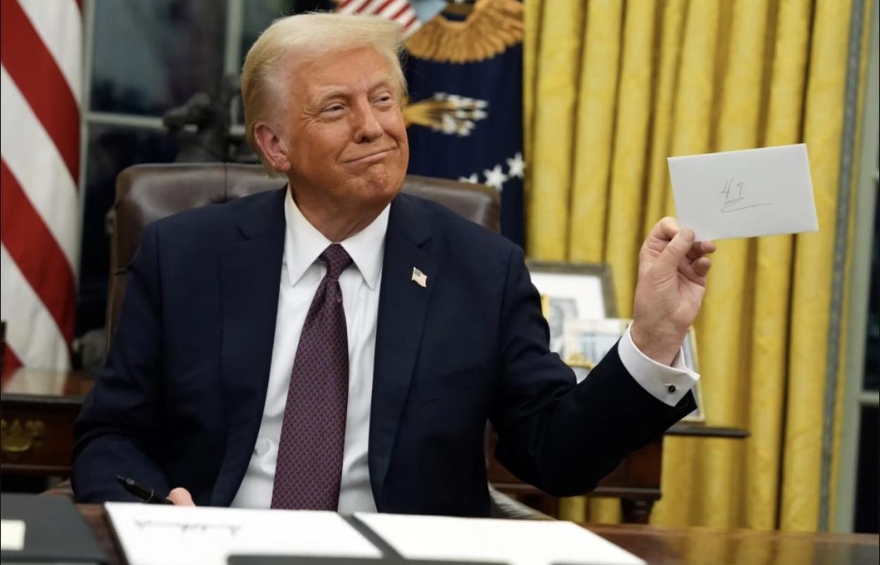 特朗普把我们全骗了！

炸高官、轰伊朗、逼谈判，全是铺垫，目的只有一个：把驱逐舰