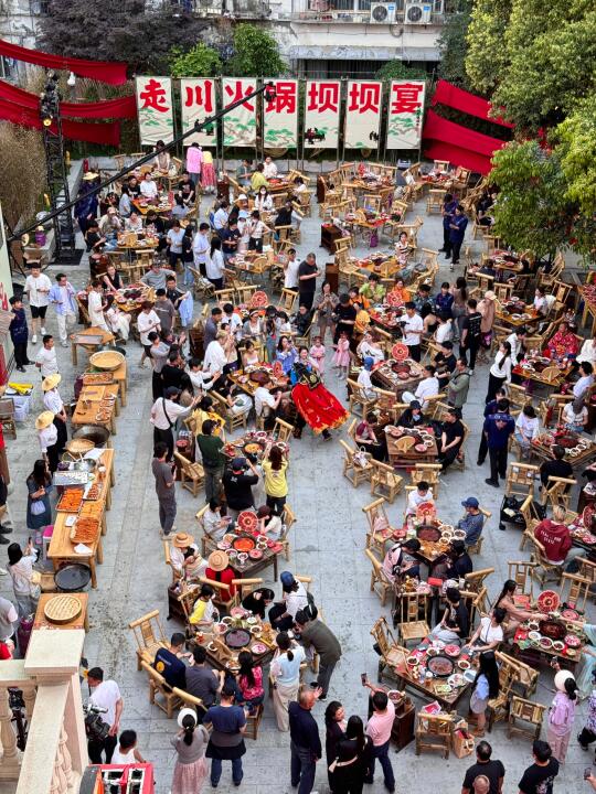 成都人搞大事情！5000㎡火锅🍲坝坝宴封神....