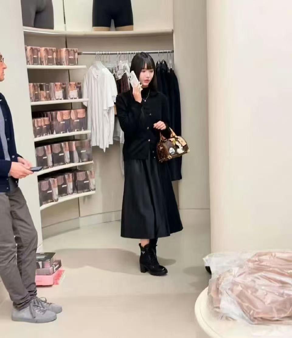 好甜蜜！44岁的林俊杰陪小20岁的七七逛女装店，还贴心的帮女生选衣服，女生和他一