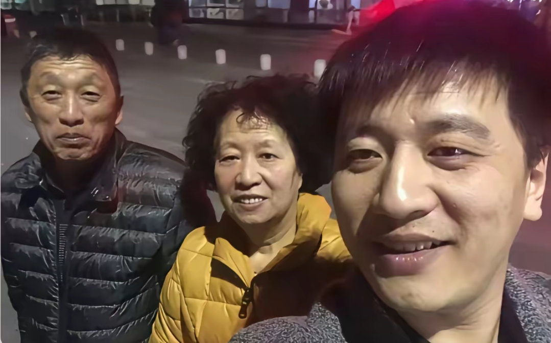 张老师难得的两张合影：与父母，与妻子，那个时候是真的幸福！ 