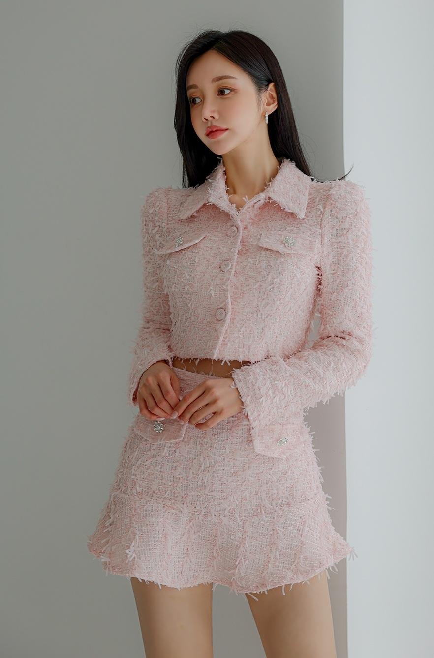 想要少女心爆棚，温柔粉穿搭必须安排上！
春天穿粉色，甜而不腻还很知性。粉色长裤就