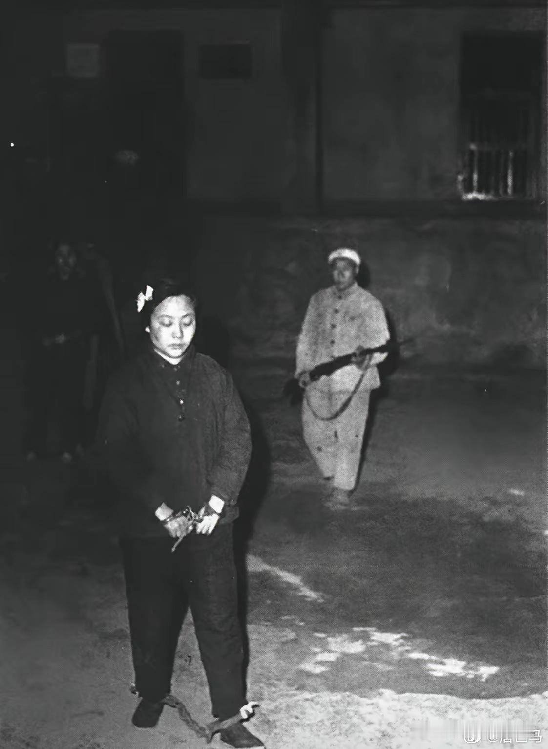伍豪照片集1964年底，北京京剧团排京剧《江姐》（即《红岩》京剧版），上级下令主