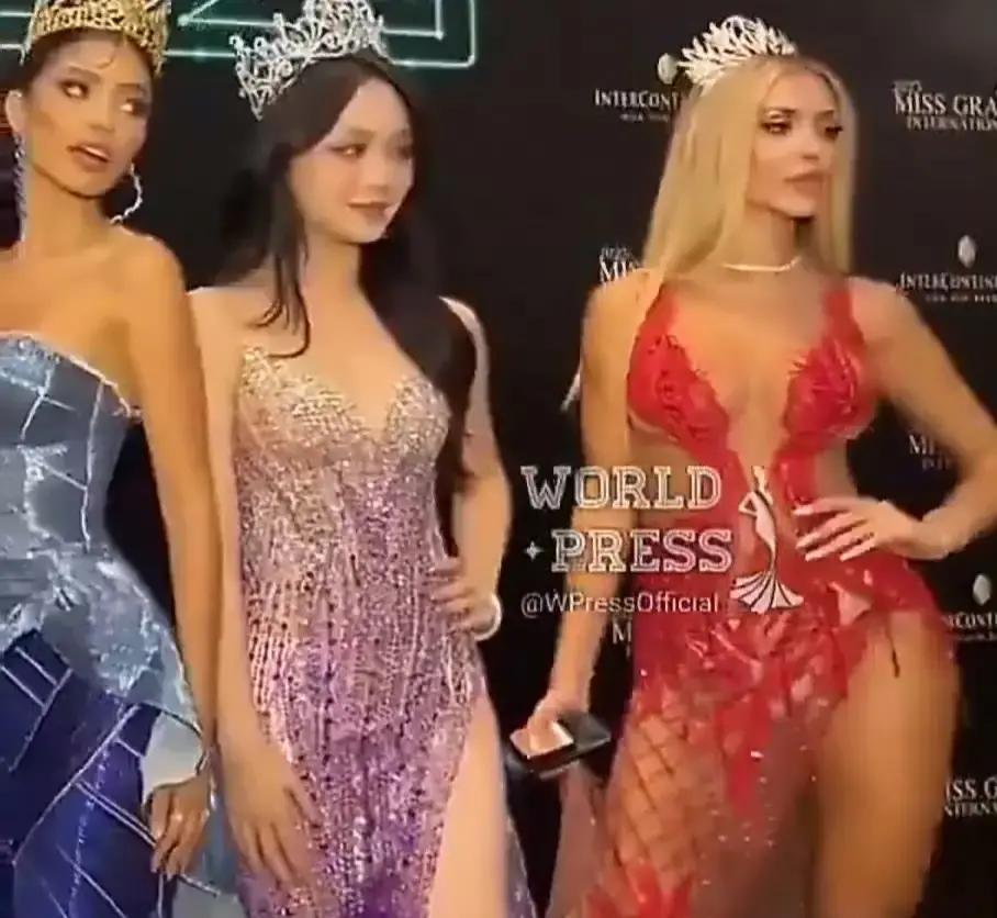 我把北欧同事拉到窗边，让他和办公室里最白的北京妹子并排站。

阳光一打，妹子脸像