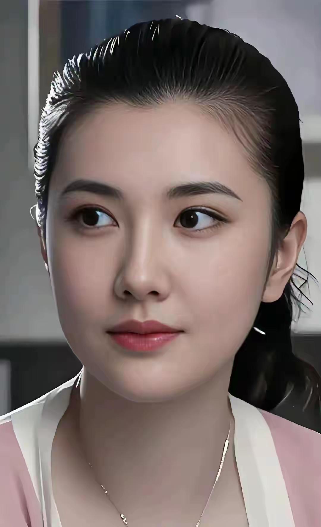 温柔优雅，气质动人，精致的妆容和优雅的装扮，让人眼前一亮。