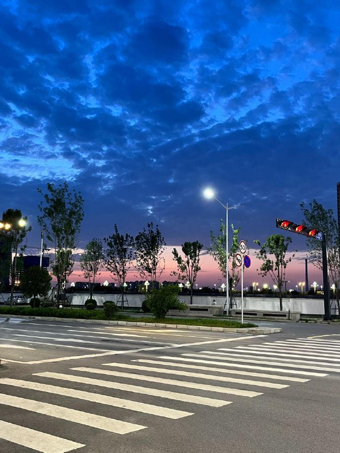 在落日的余晖中，晚霞温柔地抚慰着疲惫的心灵。它教会我们，即使世界再大，也有一片宁