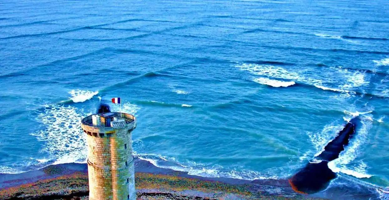 方形海浪（又称“海上洗衣机”）：是由两个不同方向的涌浪以接近直角相遇、能量叠加形