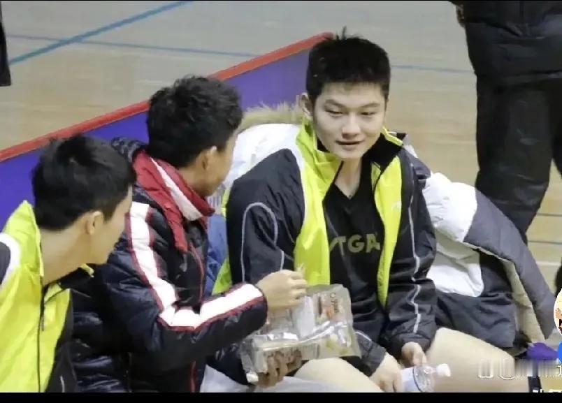 小胖：可以给我吃一块吗？

队友：可以，但咱说好了，只给你吃一块哈！

小胖：我