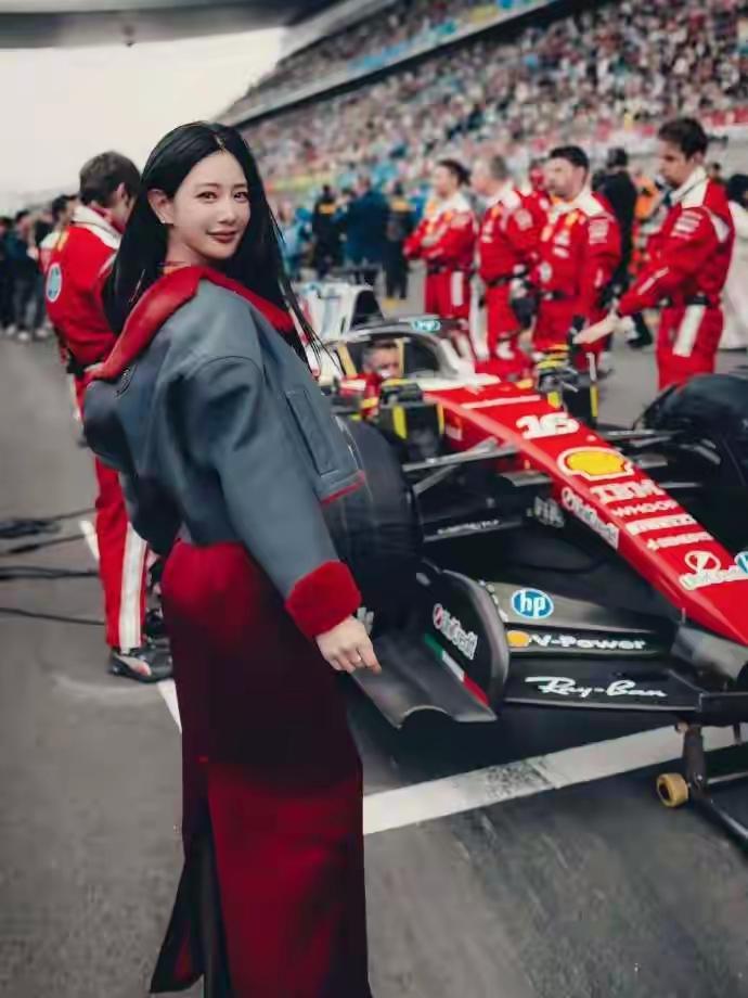 赛车，美女
放哪个地方都，
不会不受欢迎！大家觉得呢？