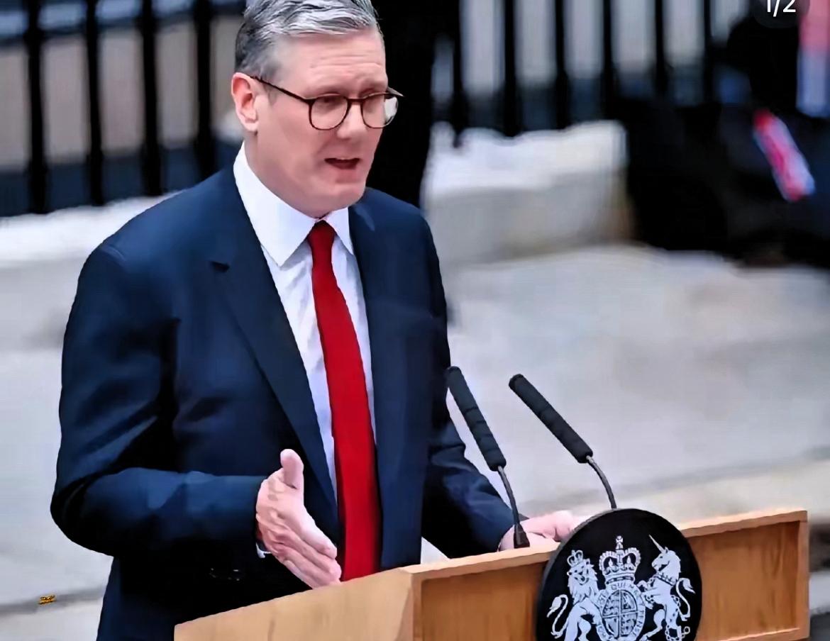 果然不出所料！
英国首相斯塔默在伦敦金融城的那番话，无异于向平静的湖面投下了一枚