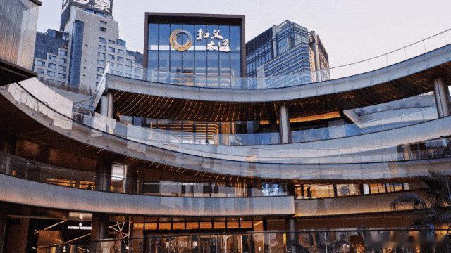 宁波各大商场陆续恢复营业 随着台风“巴威”影响逐步减弱，宁波各大商场、商业街区在