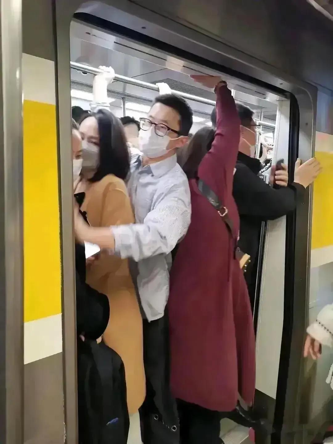   
其实我想说，如果有心避免，其实是可以调换一下位置的……