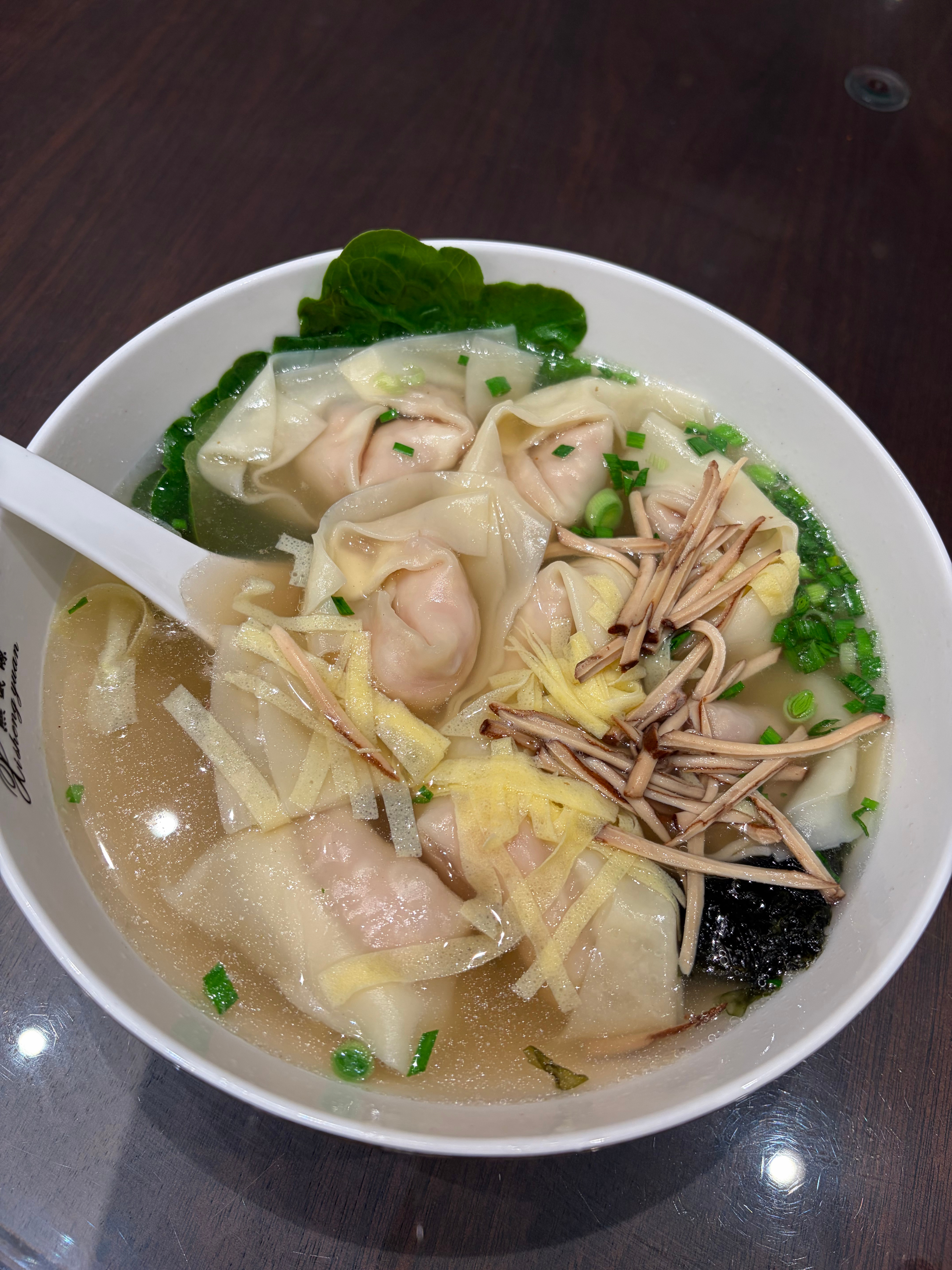 25元8个虾肉馄饨，那片绿叶提供一些情绪价值。 