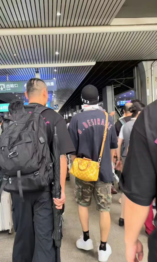 #王鹤棣回成都了#棣棣到成都啦！居然坐的高铁，，期待下午活动[打call] #王
