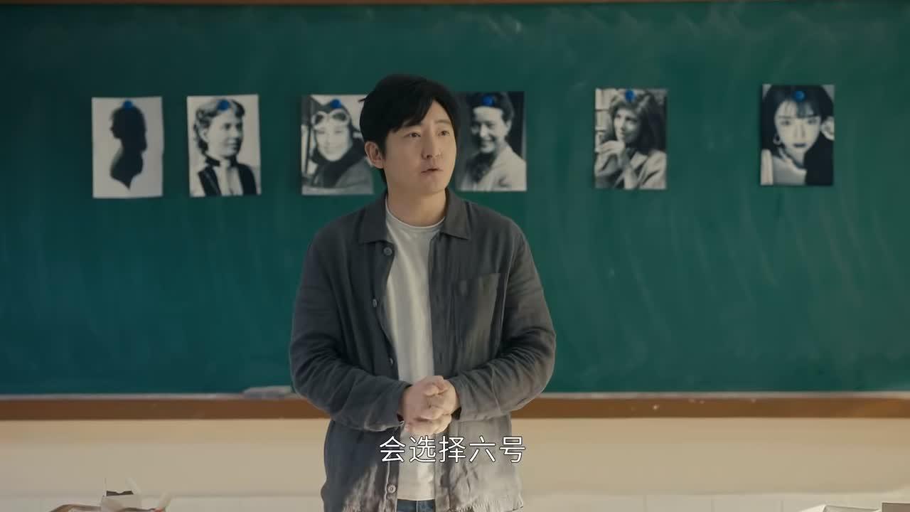 老师在黑板上贴了六位女性的照片，她们有科学家，教授，作家，评论家，飞行员和一位大